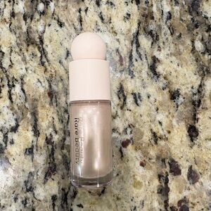 Rare Beauty Highlighter - enlighten